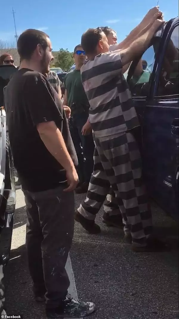 1歲女嬰被反鎖車內爸媽好慌!路邊囚 犯看不下去「重操舊業」2分鐘神速開鎖