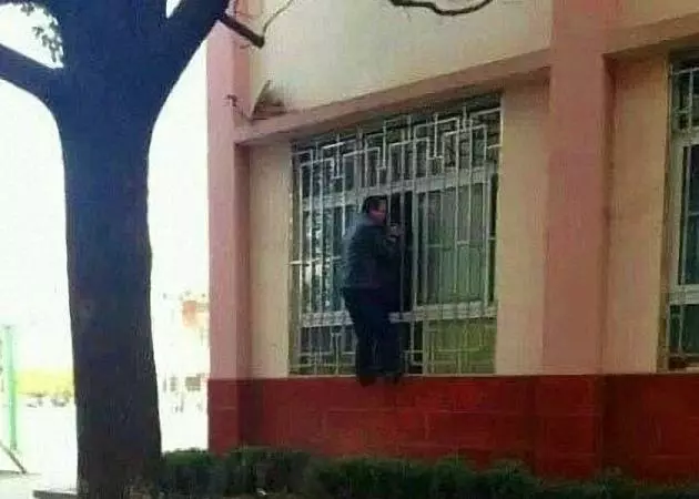 據說對動漫愛好者來說,這一幕比老師站在窗外還可怕