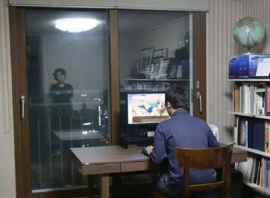據說對動漫愛好者來說,這一幕比老師站在窗外還可怕
