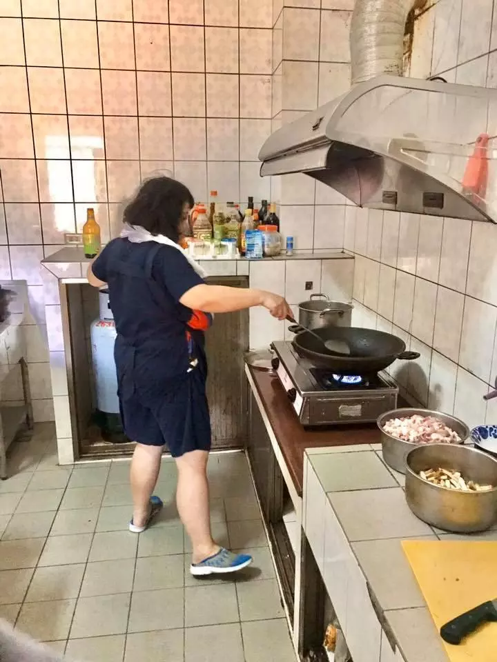 媽媽憶當年,年輕貌美,為生小孩身材全走樣!兒子笑稱「我的錯嗎?」