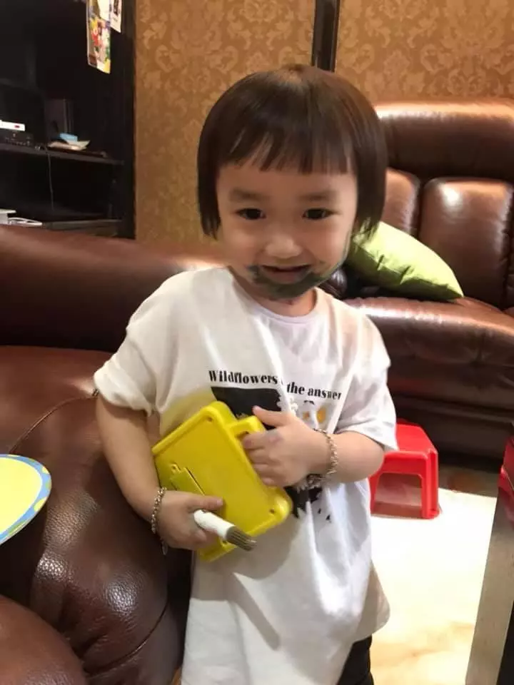 媽媽憶當年,年輕貌美,為生小孩身材全走樣!兒子笑稱「我的錯嗎?」