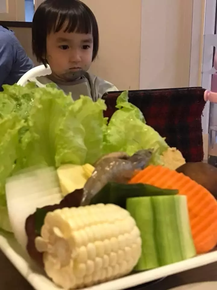 媽媽憶當年,年輕貌美,為生小孩身材全走樣!兒子笑稱「我的錯嗎?」
