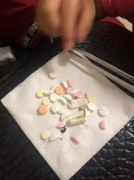 孩子主動請醫生將藥粉換成藥丸,每次吃藥都很快速解決,結果今天在沙發縫隙發現40顆感冒藥