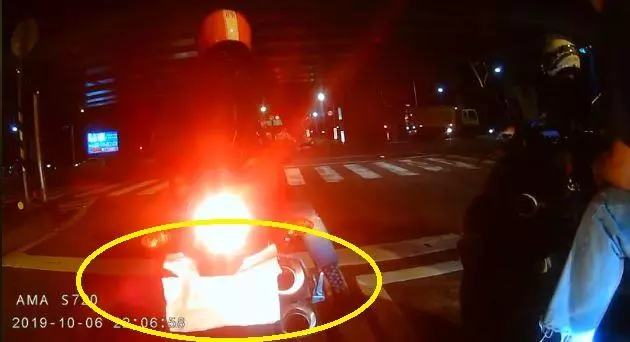 重機貼白紙蓋大牌,停等紅燈時後方騎士看不下去伸手撕掉「有錢買杜卡迪卻怕吃罰單?」