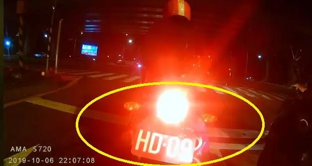 重機貼白紙蓋大牌,停等紅燈時後方騎士看不下去伸手撕掉「有錢買杜卡迪卻怕吃罰單?」
