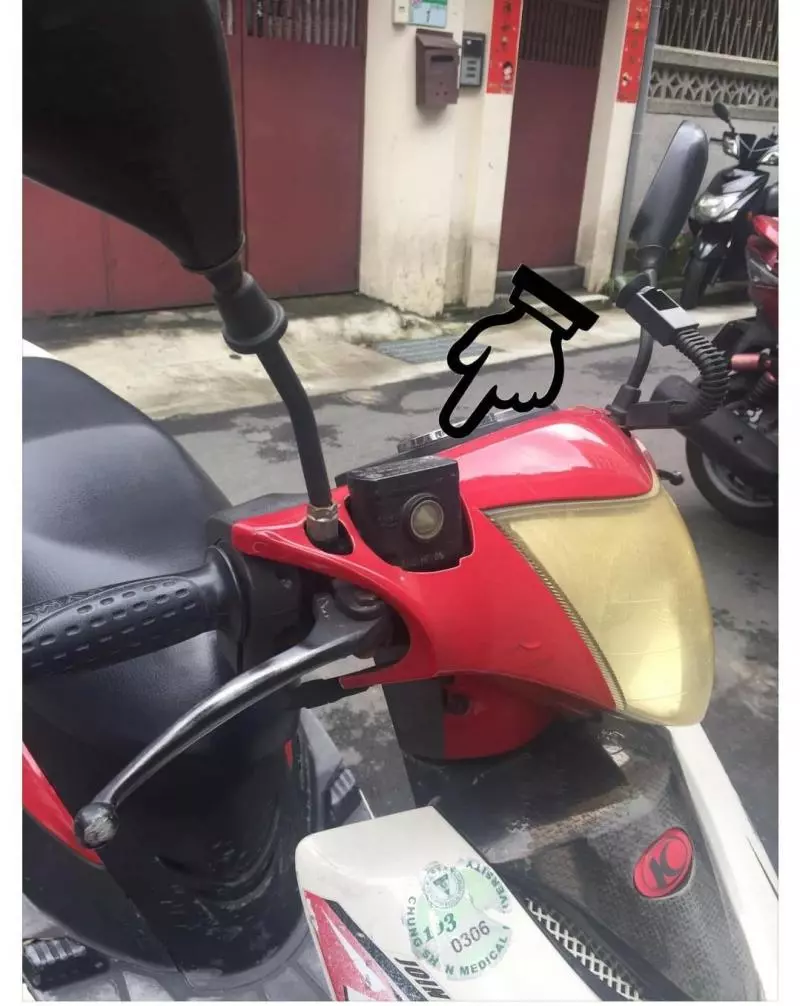 重機貼白紙蓋大牌,停等紅燈時後方騎士看不下去伸手撕掉「有錢買杜卡迪卻怕吃罰單?」