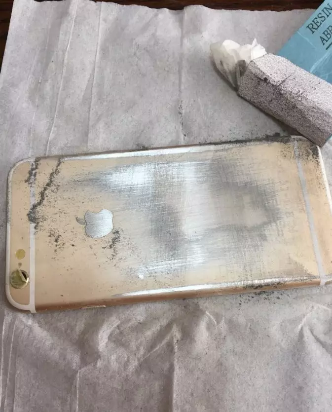 他把霧面金iPhone「用砂紙狂刮」網嚇傻 幾分鐘後「整支奢華鏡面」閃到網友心癢:蘋果快跟進!