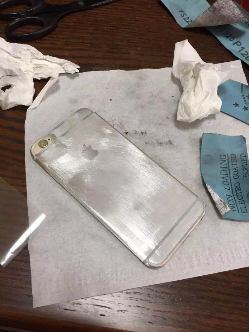 他把霧面金iPhone「用砂紙狂刮」網嚇傻 幾分鐘後「整支奢華鏡面」閃到網友心癢:蘋果快跟進!