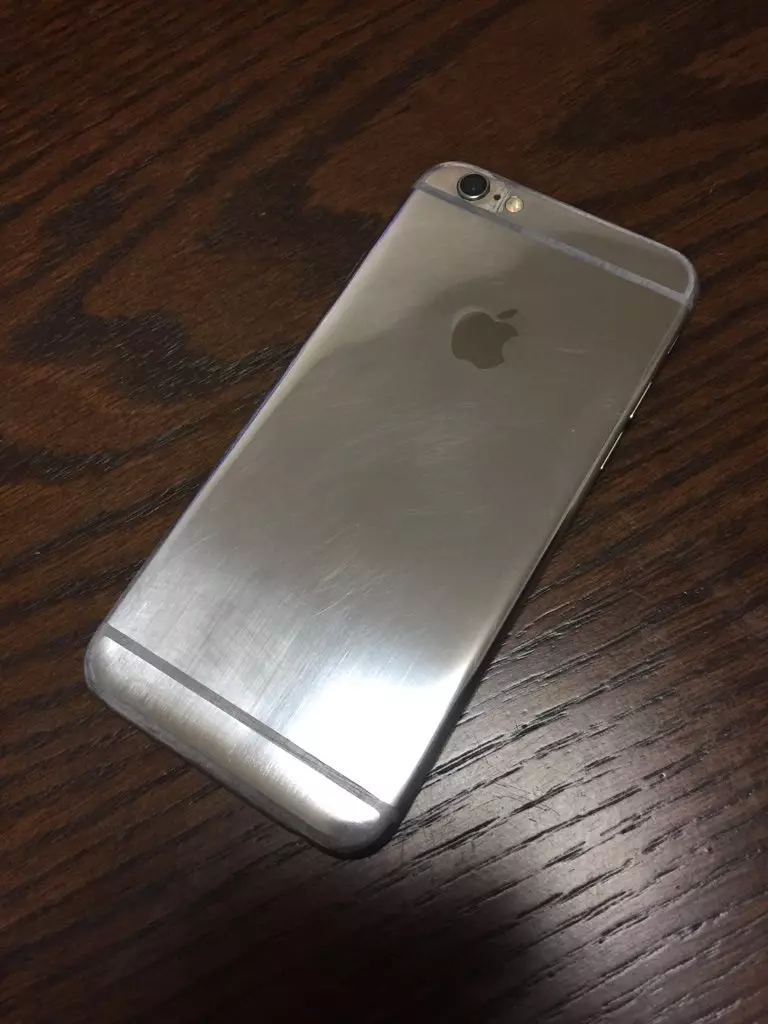 他把霧面金iPhone「用砂紙狂刮」網嚇傻 幾分鐘後「整支奢華鏡面」閃到網友心癢:蘋果快跟進!