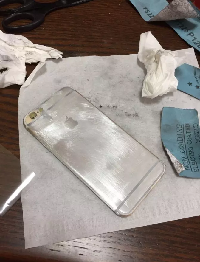他把霧面金iPhone「用砂紙狂刮」網嚇傻 幾分鐘後「整支奢華鏡面」閃到網友心癢:蘋果快跟進!