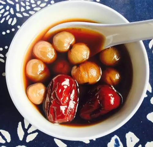 深秋降溫快,是冠心病高發期,老年人吃對幾種食物,保護血管心臟