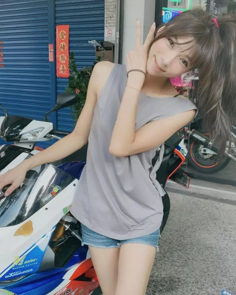 連司機都敬畏!正妹賽車手「陳綠Green Chen」,安全帽脫下更讓人讚嘆!