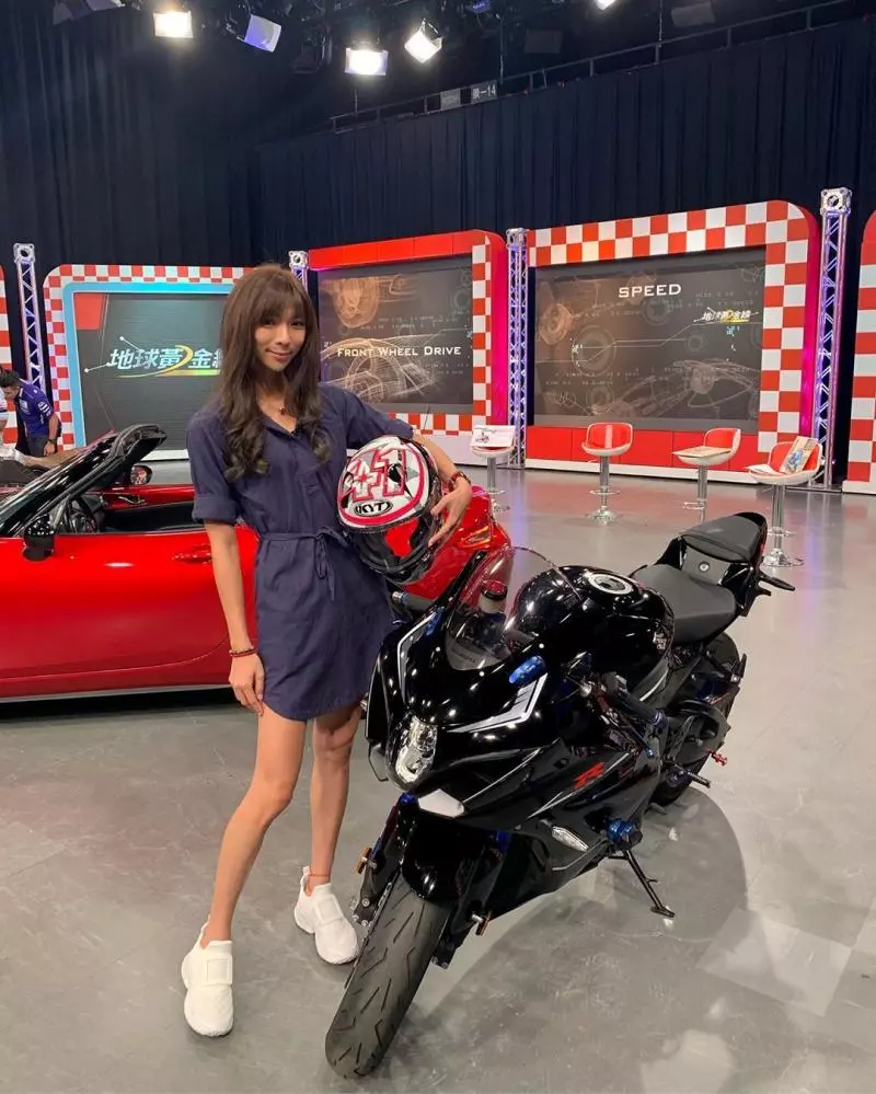 連司機都敬畏!正妹賽車手「陳綠Green Chen」,安全帽脫下更讓人讚嘆!