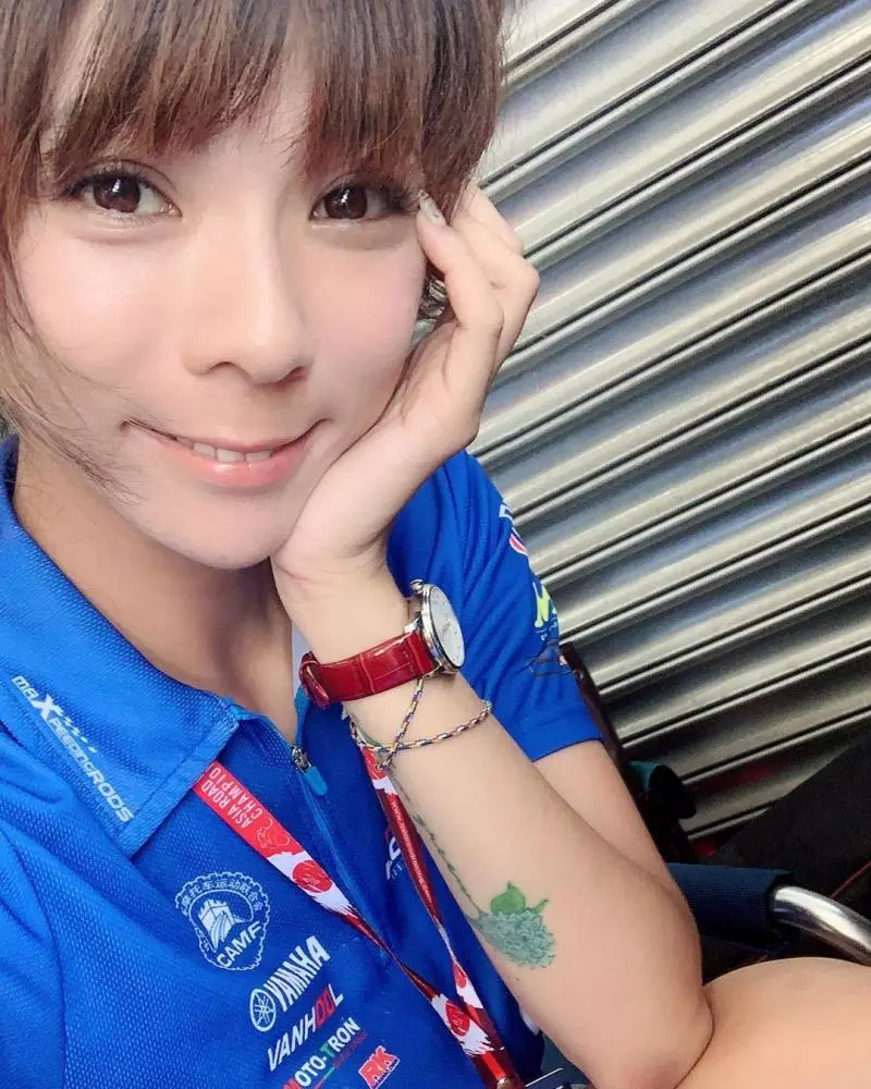 連司機都敬畏!正妹賽車手「陳綠Green Chen」,安全帽脫下更讓人讚嘆!