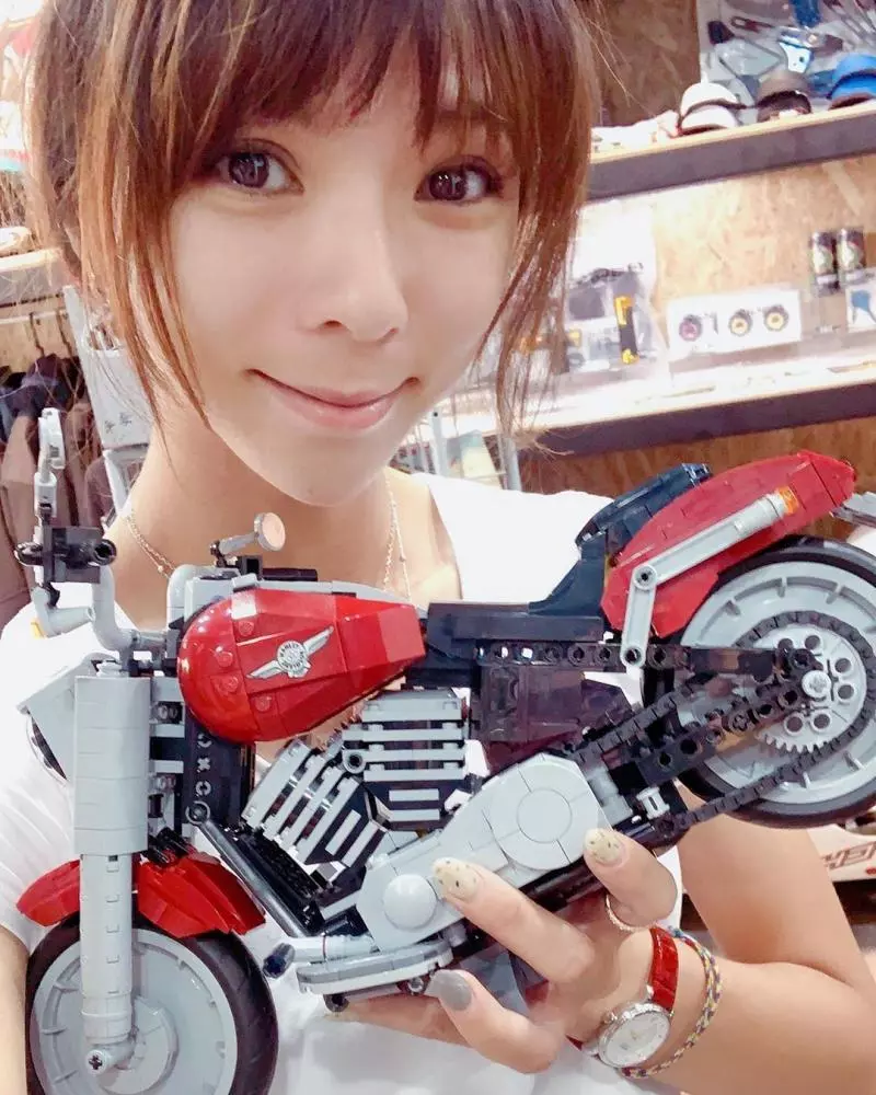 連司機都敬畏!正妹賽車手「陳綠Green Chen」,安全帽脫下更讓人讚嘆!