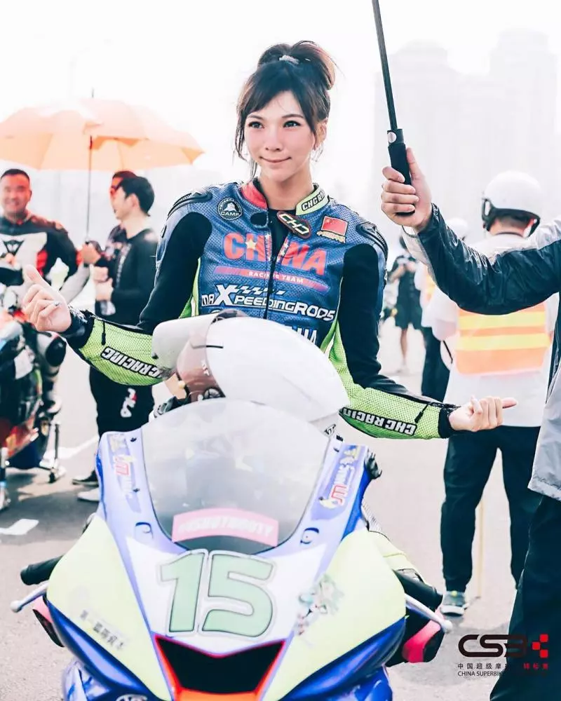 連司機都敬畏!正妹賽車手「陳綠Green Chen」,安全帽脫下更讓人讚嘆!