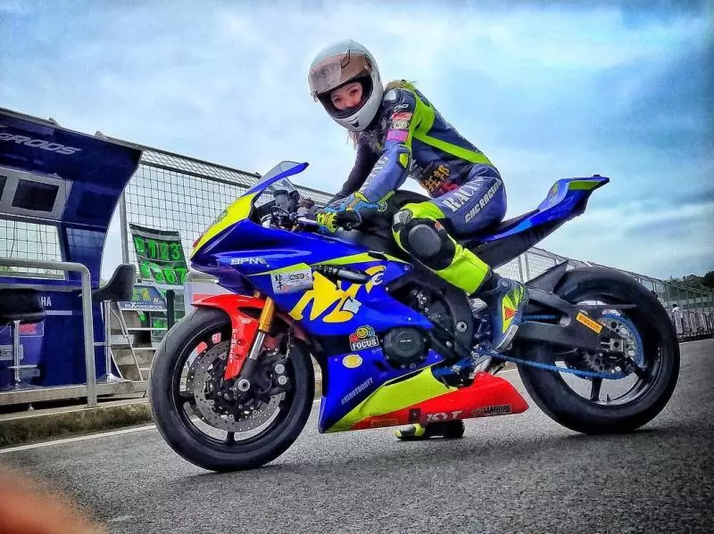 連司機都敬畏!正妹賽車手「陳綠Green Chen」,安全帽脫下更讓人讚嘆!