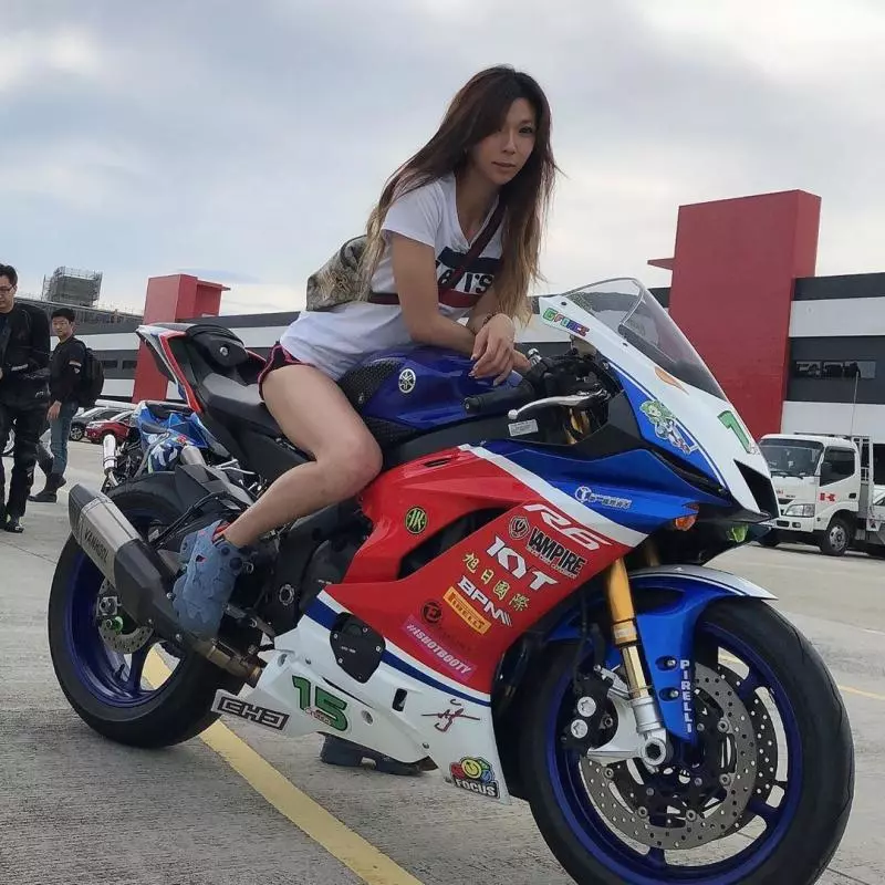 連司機都敬畏!正妹賽車手「陳綠Green Chen」,安全帽脫下更讓人讚嘆!