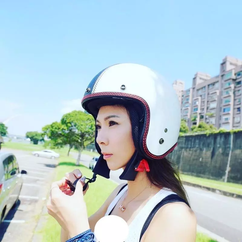 連司機都敬畏!正妹賽車手「陳綠Green Chen」,安全帽脫下更讓人讚嘆!
