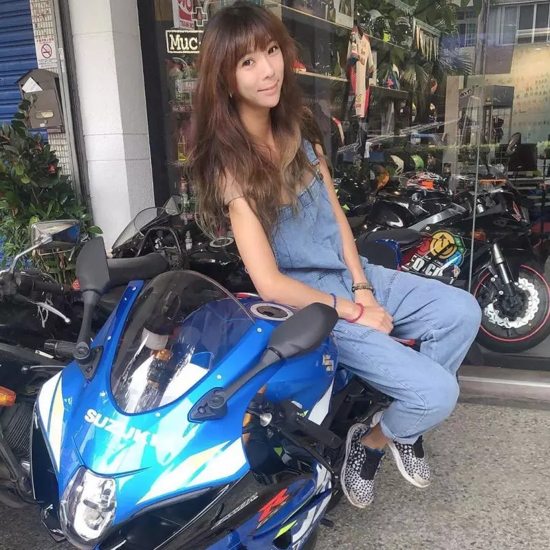 連司機都敬畏!正妹賽車手「陳綠Green Chen」,安全帽脫下更讓人讚嘆!