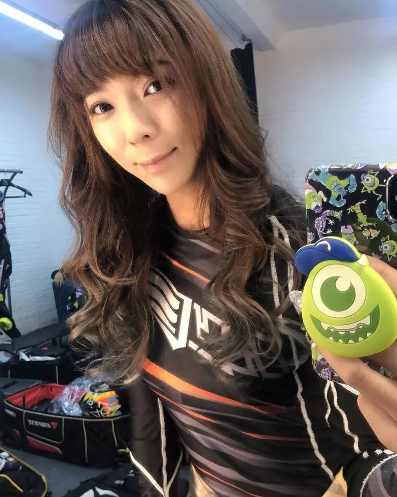 連司機都敬畏!正妹賽車手「陳綠Green Chen」,安全帽脫下更讓人讚嘆!