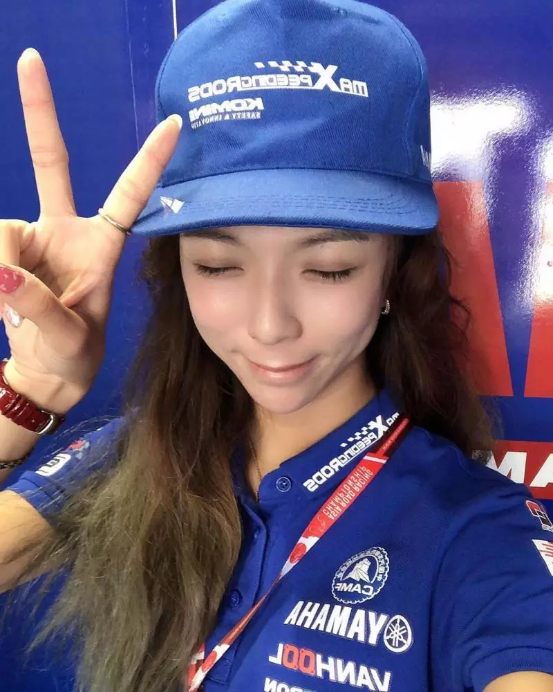連司機都敬畏!正妹賽車手「陳綠Green Chen」,安全帽脫下更讓人讚嘆!