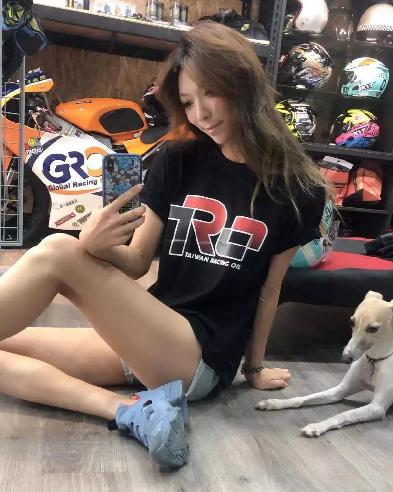 連司機都敬畏!正妹賽車手「陳綠Green Chen」,安全帽脫下更讓人讚嘆!