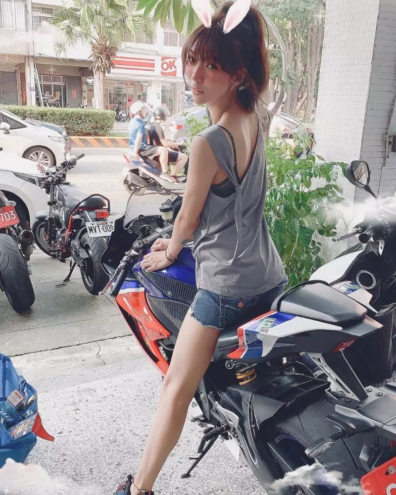連司機都敬畏!正妹賽車手「陳綠Green Chen」,安全帽脫下更讓人讚嘆!