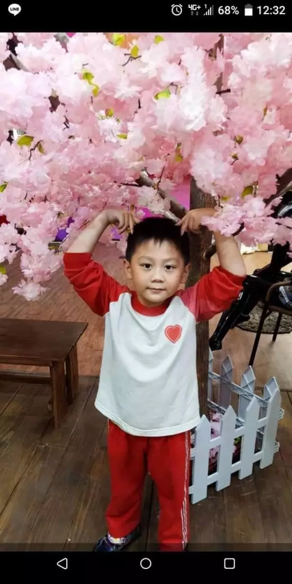 熊孩子一刻不停的愛亂摸東西,聰明的父母帶他去摸榴槤,下次就不敢亂摸了!