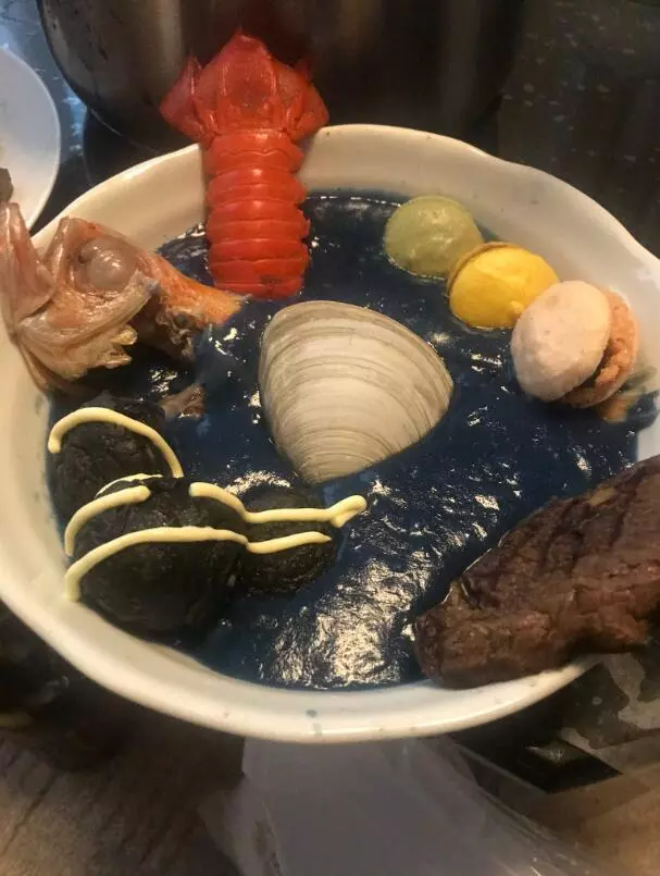 日本網友照著動畫做了鍋黑暗料理,投入大魚大肉,還原度頗高