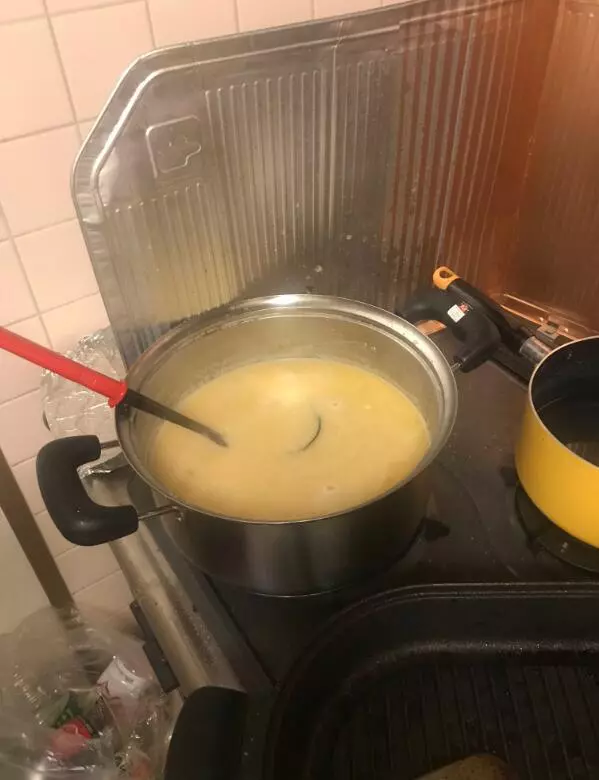 日本網友照著動畫做了鍋黑暗料理,投入大魚大肉,還原度頗高