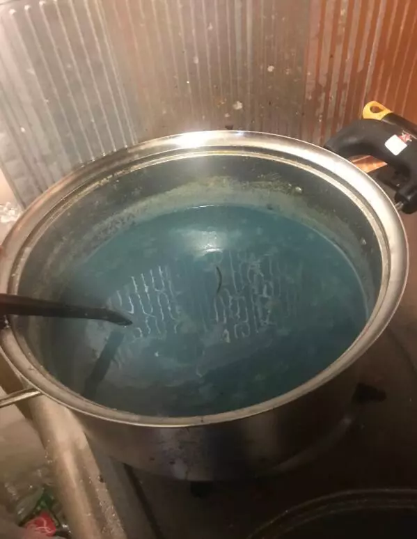 日本網友照著動畫做了鍋黑暗料理,投入大魚大肉,還原度頗高