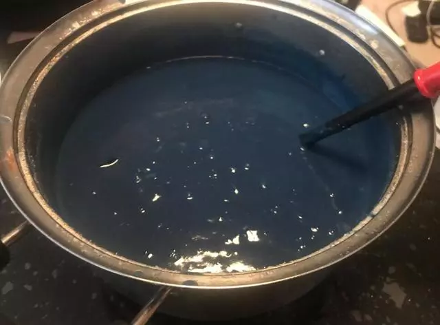 日本網友照著動畫做了鍋黑暗料理,投入大魚大肉,還原度頗高