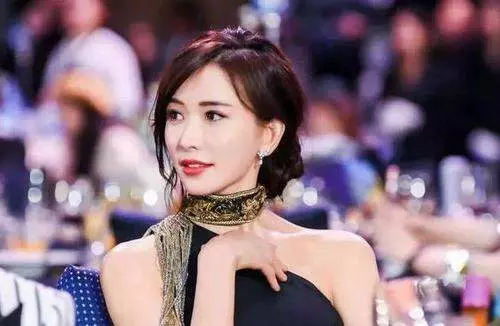 女神也老了?45歲林志玲「穿深v超短褲」秀迷人好身材,未修圖下雙腿很奇怪