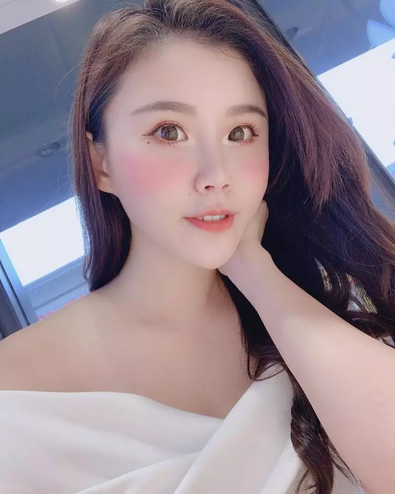 正妹活動主持人子姍彎腰展現「軟實力」,甜美氣質讓人好想戀愛!