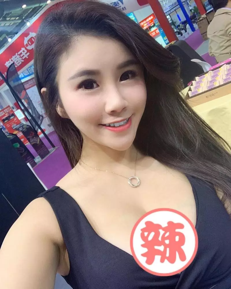 正妹活動主持人子姍彎腰展現「軟實力」,甜美氣質讓人好想戀愛!