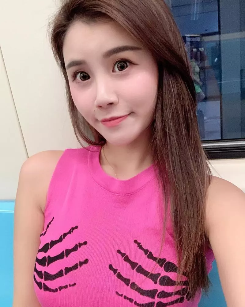 正妹活動主持人子姍彎腰展現「軟實力」,甜美氣質讓人好想戀愛!