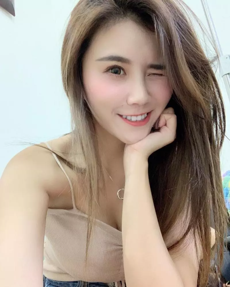 正妹活動主持人子姍彎腰展現「軟實力」,甜美氣質讓人好想戀愛!