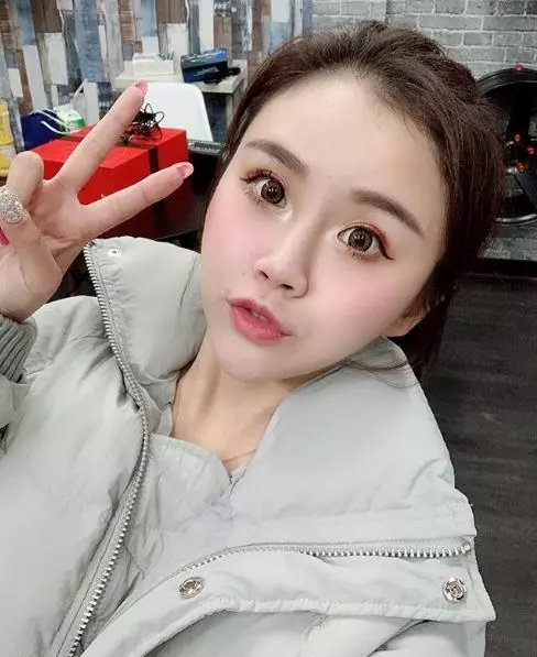 正妹活動主持人子姍彎腰展現「軟實力」,甜美氣質讓人好想戀愛!