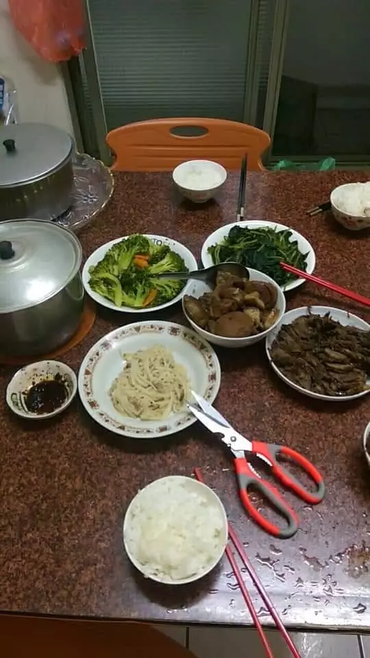 參加高級婚宴該穿絲襪嗎?老公狂唾棄:阿嬤才穿絲襪! 網友看法不同:禮貌問題啊!