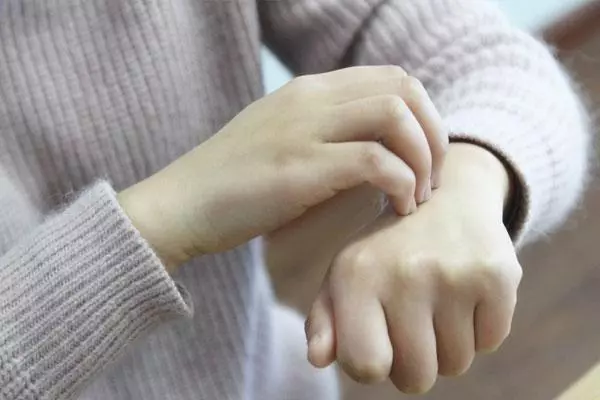 皮膚輕輕一碰就出現淤青,是怎麼回事?緩解淤青,做什麼好?