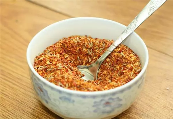 做辣椒油時,直接淋熱油就錯了!大廚教你正確做法,辣椒油香又亮!