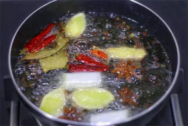 做辣椒油時,直接淋熱油就錯了!大廚教你正確做法,辣椒油香又亮!