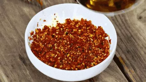 做辣椒油時,直接淋熱油就錯了!大廚教你正確做法,辣椒油香又亮!