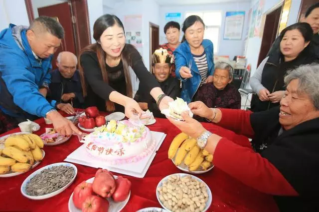 母親65歲生日,女兒想吃蛋糕被弟弟打一巴掌,我把蛋糕砸在地上