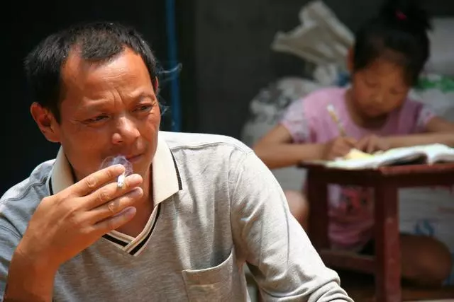 母親65歲生日,女兒想吃蛋糕被弟弟打一巴掌,我把蛋糕砸在地上