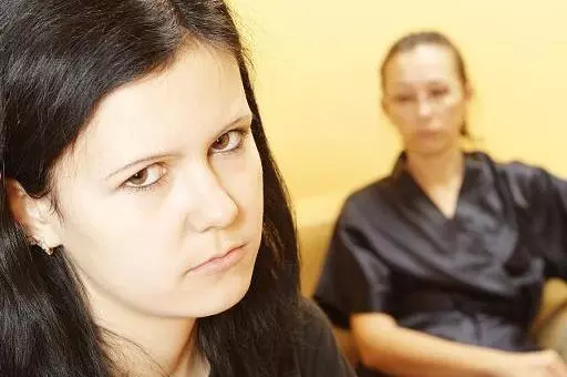 女子挺著大肚子,婆婆「指東說西」,晚年她才知因果循環