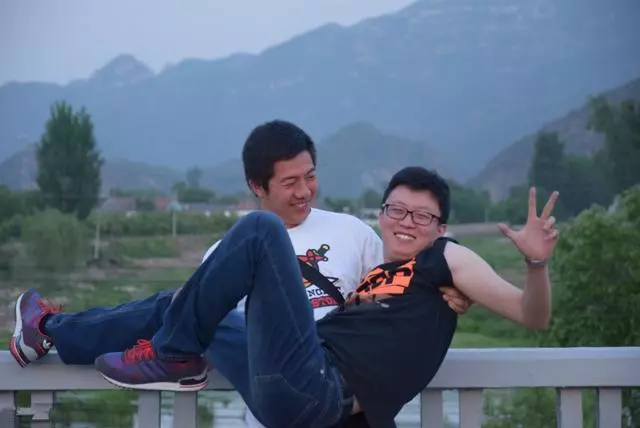 哥哥去當上門女婿,我到他家去看望,剛進門看到哥哥滿屋子爬