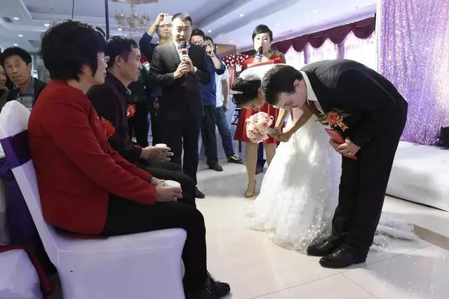 哥哥去當上門女婿,我到他家去看望,剛進門看到哥哥滿屋子爬