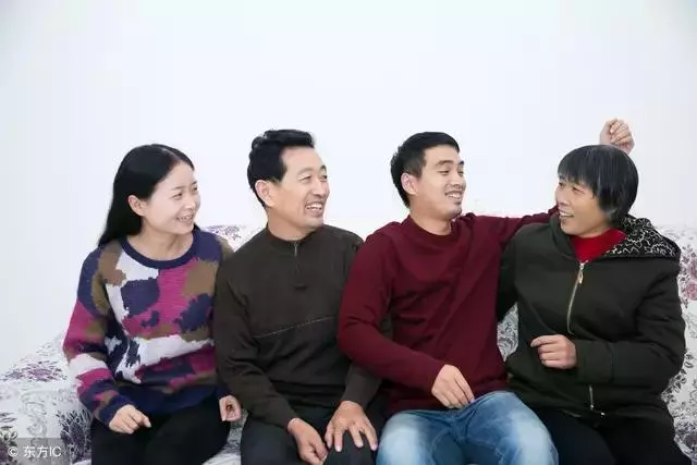 我生了女兒婆婆說我不爭氣,夜裡起來上廁所,聽到聲音我淚流滿面